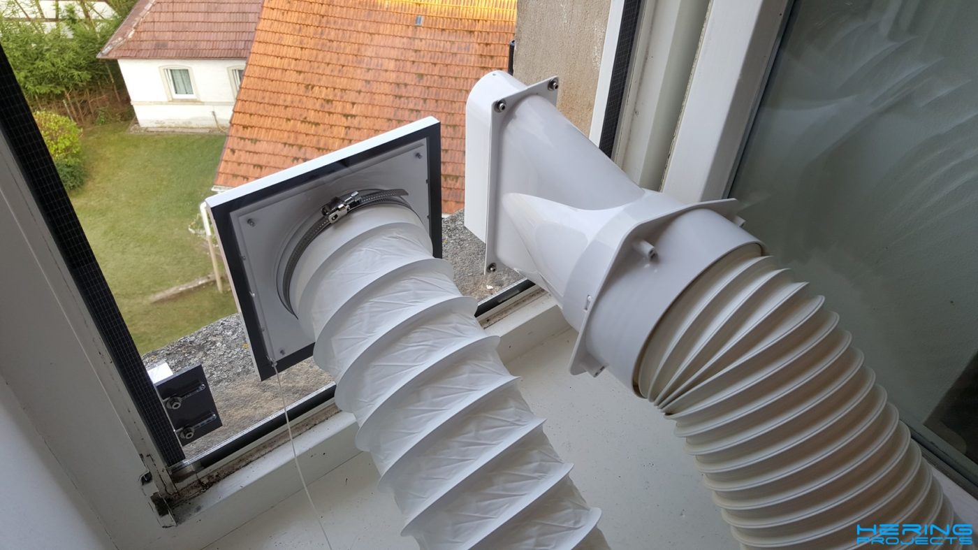 Schläuche am Fensteradapter für die Klimaanlage